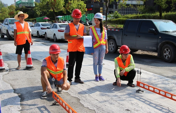 2018年8月，G220試驗路段交工驗收，測量彎沉評估路面的整體強(qiáng)度