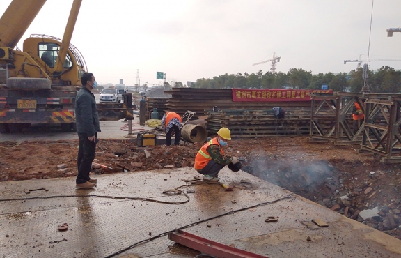 嚴(yán)抓復(fù)工后的疫情防控工作。圖為2020年2月24日樟樹(shù)葛玄路臺(tái)埠中橋便道鋼便橋施工現(xiàn)場(chǎng)